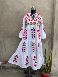 Maxi vestido casual de algodón con cuello en V Suzani bordado con diseño floral y decoración de borlas 100% estampado de algodón - Product Image 5