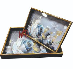 Nouveau plateau plateau en verre au design abstrait plateau de service couleur bord doré avec poignées verre aspect luxe - Product Image 3