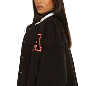Vente en gros de veste universitaire recadrée de style vintage pour femmes avec logo personnalisé Nouvelle veste en cuir brodée à la mode en coton pour l'extérieur - Product Image 3