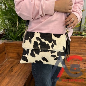 Bolso cruzado de piel de vaca para mujer, hecho a mano, con patrón de serpiente, cadenas con borlas, personalizable, novedad de 2024 - Product Image 1