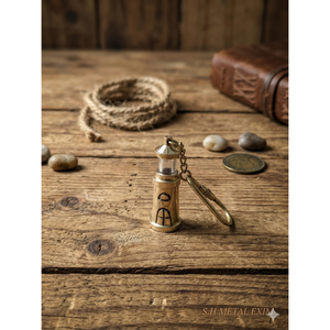 Llavero con Mosquetón y Colgante de Mini Linterna Vintage de Latón, Diseño Náutico de Faro, de Aleación Metálica para Llaves - Product Image 1