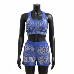 Ensemble shorty de sport pour femme en polyester et élasthanne, lisse, respirant, avec design à empiècements, logo thermocollé en strass, ensemble shorty en coton pour femme - Product Image 6