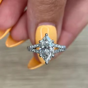 IGI CERTIFICADO Marquesa Forma E VVS2 Anillo de compromiso de diamante cultivado en laboratorio Oro blanco de 14K, vástago dividido 6 puntas Anillo increíble - Product Image 1