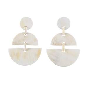 Pendientes naturales de cuerno de búfalo de calidad superior para mujer, joyería pulida para fiesta de boda con tamaño personalizado por HF CRAFTS - Product Image 1