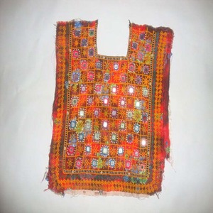 Chemisiers ethniques pour femmes en tissu léger en coton avec broderie et travail de miroir, style vintage Baloch Banjara Ne Yoke, de la marque Artland International - Product Image 4