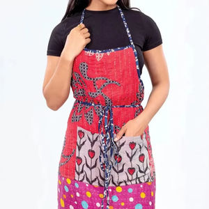 Tablier indien vintage Kantha Sari, tablier de cuisine élégant en coton avec poches pour femmes et hommes - Vente en gros de patchwork Kantha coloré - Product Image 1
