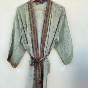 Magnifique Kimono en soie crêpe Robe en soie indienne Robe en soie faite à la main - Product Image 1