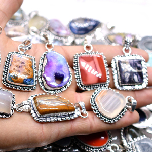 Colgantes a granel Lote de colgantes de piedras preciosas mixtas Joyería hecha a mano Colgantes al por mayor Forma y tamaño mixtos Chapado en plata de ley 925 - Product Image 1