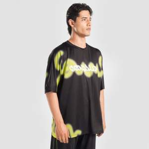 เสื้อยืดสีดำล้วน พิมพ์ลายสีเขียวนีออนด้วยเทคนิค Sublimation Transfer ผลิตจากโพลีเอสเตอร์ 100% ผ้าอัดแน่น น้ำหนัก 240 กรัม - Product Image 3