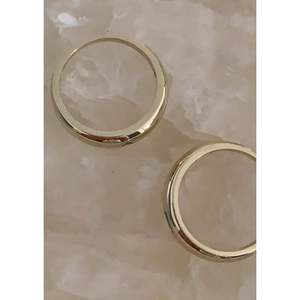 Natalie <b>Dome</b> <b>Ring</b> with Emerald 18K Gold and Rose Gold Plating Vintage Casual Geometric Style Bezel and Claw Setting - Product Image 4