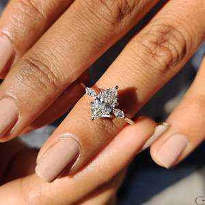Bague de fiançailles en diamant marquise avec sertissage à 3 pierres - Product Image 4