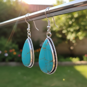 Boucles d'oreilles en turquoise en forme de larme plaquées argent avec des détails complexes - Product Image 2