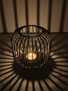 Le support de lampe à thé en métal découpé projette de belles ombres et une lumière douce idéale pour une atmosphère relaxante - Product Image 5