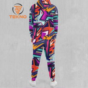 Elegante chándal de sublimación para hombre hecho de tela transpirable, perfecto para deportes de gimnasio o ropa casual con un diseño impreso vibrante - Product Image 2