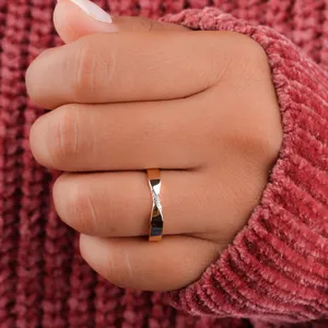 Anillo de Boda de Acero Inoxidable Hecho a Mano con Moissanita de Corte Brillante y Claridad, Bañado en Rodio - Product Image 5