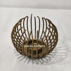 Bougeoir décoratif de style cage fabriqué à la main en fer forgé robuste idéal pour le thème de la chambre d'inspiration vintage et artisanale - Product Image 6
