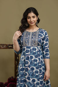 Elegante Kurti Anarkali Estampado en Azul Índigo con Escote Bordado, Estilo Étnico Informal, Tela Suave y Transpirable - Product Image 5