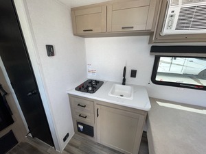 รถบ้านหรูใหม่ VAN ขับเคลื่อน 4 ล้อ 4x4 สำหรับ 4 คน สำหรับการเดินทางออฟโรด ตัวถังไฟเบอร์กลาส พร้อมเตาไมโครเวฟ ห้องน้ำ เตียงนอน และทีวี - Product Image 4