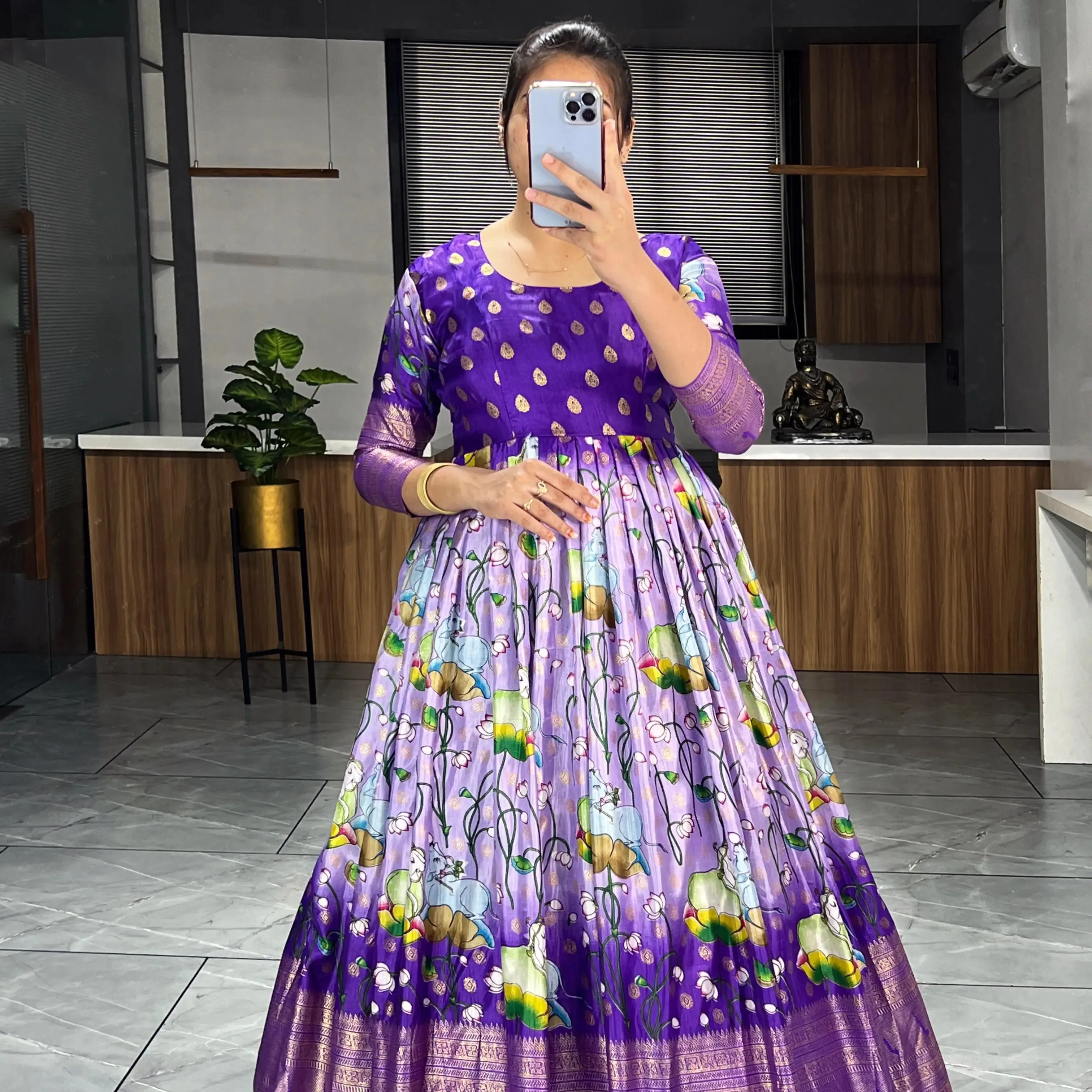 Gaun kalampari trendi terbaru berbelanja Gaun India paling cantik online untuk wanita dengan kualitas tidak terkalahkan. Kami menawarkan berbagai pakaian