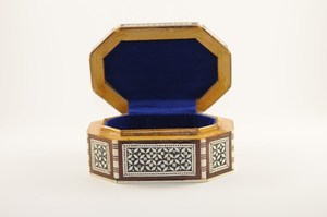 Boîte à bijoux élégante et moderne en bois gravé à motif floral, incrustation nacre, faite à la main, organisateur de rangement, décoration d'intérieur - Product Image 4