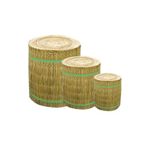 Tapis SEDGE au toucher doux pour le style extérieur et l'ajout d'une texture naturelle accueillante aux designs de cour et de salon - Product Image 1