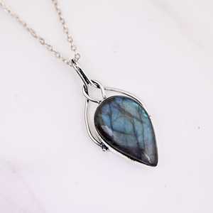 Pendentif Labradorite enroulé en fil d'argent fait à la main Cadeau de bijoux en pierres précieuses uniques pour elle - Product Image 2
