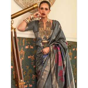 Elegante Sari de Seda Gris con Blusa, Técnica de Tejido Zari para Bodas - Product Image 2