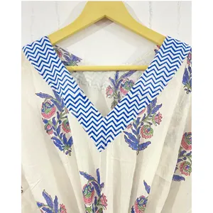 Bata de algodón Sanganeri azul floral para mujer con estampado de bloques blancos dibujados a mano, cuello en V y ribete en contraste, 1 pieza - Product Image 2