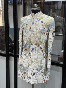 Sherwani de Lujo para Hombre, Color Marfil, Bordado Floral, Sin Arrugas, de Secado Rápido, Estilo Indo-Occidental, Diseñado para Novios, Bodas y Fiestas, Personalizable OEM - Product Image 5