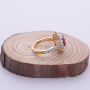 Anillo de Diamantes con Halo de Rubí Corte Radiante Certificado por IGI en Oro Amarillo/Blanco y Rosa de 9K - Product Image 6
