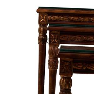 Ensemble de tables gigognes classiques en bois foncé avec dessus en verre et détails décoratifs sculptés à la main pour une décoration intérieure élégante - Product Image 2