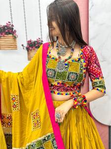 Navratri Special Yellow Color Lehenga Choli en tela de algodón puro con trabajo de estampado de papel de aluminio y trabajo de encaje de cinta para mujeres indias - Product Image 5