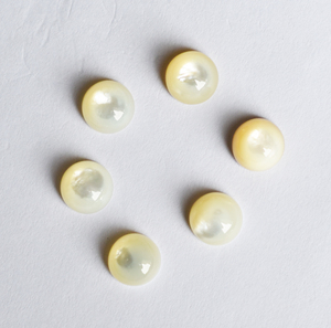 Cabochon en nacre naturelle à dos plat de 13 mm pour la fabrication de bijoux et de cristaux de qualité supérieure. - Product Image 4