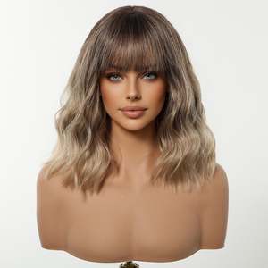 Perruque synthétique sans colle Diane-DWY pour femme, 14 pouces, fabriquée à la machine, courte, ondulée, dégradé blond, coupe bob avec frange - Product Image 3