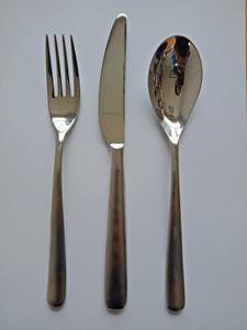 Ensemble de couverts en acier inoxydable martelé moderne et unique, cuillères et fourchettes argentées pour les fêtes par Khanh Dang - Product Image 3