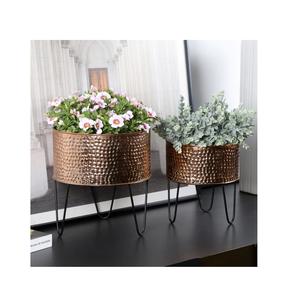 Pots de fleurs modernes en métal cuivré de style martelé avec support en fil métallique noir Lot de 2 plats à herbes - Product Image 1
