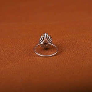 Anillo de compromiso de diamante cultivado en laboratorio con corte de oro macizo de 18 quilates Anillo de regalo de diamante certificado con acento de corte de baguette cónico clásico - Product Image 4