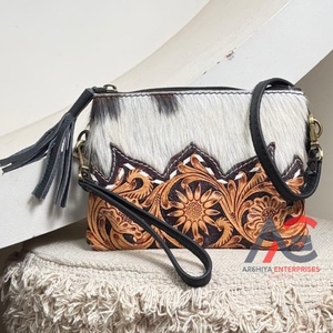 Vente en gros directe d'usine de pochette en cuir de vachette véritable repoussé à la main et sac à bandoulière pour femmes pochette à pompons - Product Image 1