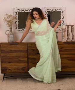 Vêtements ethniques imprimés pour mariage Saree au look riche avec chemisier Pièce pour femme indienne Vêtements Surat en gros bon marché à bas prix - Product Image 4
