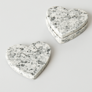 Sous-verres en marbre en forme de coeur noir et blanc élégants sous-verres en pierre durables pour Tables à manger salon personnalisable - Product Image 1