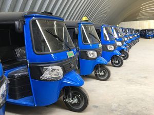 รถสามล้อไฟฟ้าสำหรับผู้โดยสาร 48V 501-800W แบบเปิดประทุน 3 ที่นั่ง โครงเหล็ก ได้รับการรับรองมาตรฐาน DOT สีดำพร้อมหลังคาสีเหลือง - Product Image 6
