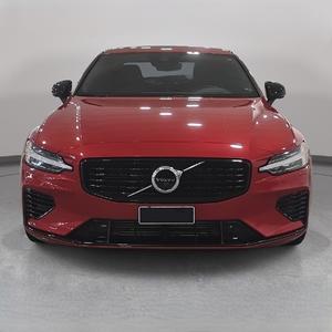 S60 Recharge T8 R-Design AWD 4D 2022 de Segunda Mano, Sedán Híbrido Enchufable de Lujo con Tracción en las Cuatro Ruedas, Vehículo Eléctrico de Gasolina de Alto Rendimiento - Product Image 2