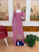 Ensemble prêt-à-porter en faux georgette avec broderies de designer, comprenant un haut, un pantalon et un dupatta.