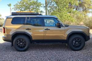 SUV Todoterreno Usada de Tamaño Completo 2024, Estilo Premium de Primera Edición con Capacidad Todoterreno Robusta 4X4, Sin Accidentes - Product Image 2