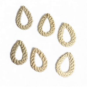 Charme en rotin fait à la main, composant de bijoux tissé naturel pour boucles d'oreilles, colliers et bijoux fantaisie - Product Image 1
