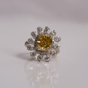 Bague de fiançailles personnalisée en or massif 14 carats, forme fleur, diamant de laboratoire taille coussin, sertissage halo, classique et luxueuse, IGI 4.5-5.0 - Product Image 2