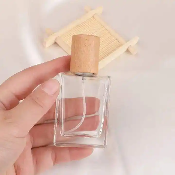 Présentation du parfum Premium: flacon pulvérisateur en verre carré de 50ml, couvercle en bois, atomiseur en aluminium