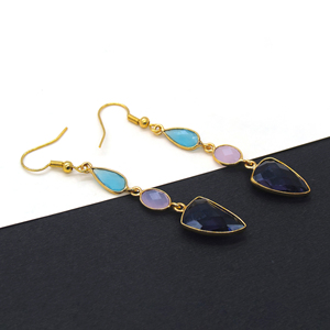 Boucles d'oreilles pendantes bohèmes faites à la main avec fleurs et pierres multiples |   Calcedoine bleue rose, améthyste violette |   Plaqué or 14 carats sans nickel - Product Image 4