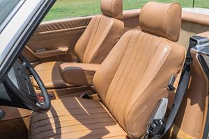 Mercedes-Benz 560SL de 1986 en excellent état, 42 000 miles, moteur V8, hardtop inclus, provenance climat chaud - Product Image 5