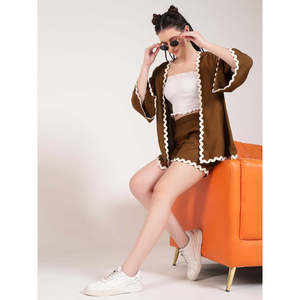 Conjunto Coordinado de Rayón Color Oliva para Mujer DEEBACO, Blusa con Mangas Acampanadas y Abertura Frontal, Shorts con Bordado de Encaje, Estilo Casual Occidental para Verano - Product Image 1